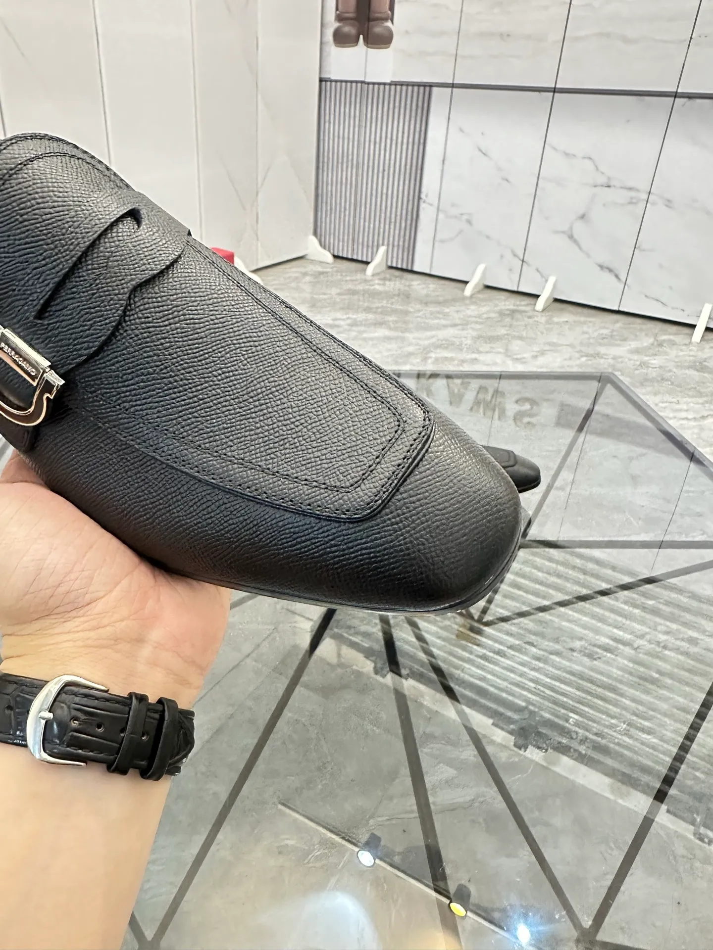 Men's shoes: 💰P640¥ High-end quality Product trademark: Ferragamo* "Ferragamo*" leather shoes Regular size: 38-44 (can be customized to 45.46.) Product materials: imported first-layer cowhide leather upper, cowhide lining, original outsole. Number: 688